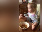 فيديو :طفلة تُطعم نفسها بقدميها تثير عاصفة على الانترنت